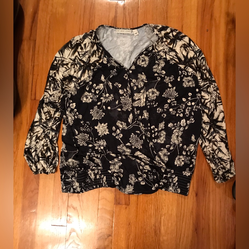 The Muses Lounge jersey top.